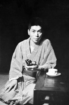 伊藤真乗、愛用のカメラとともに
